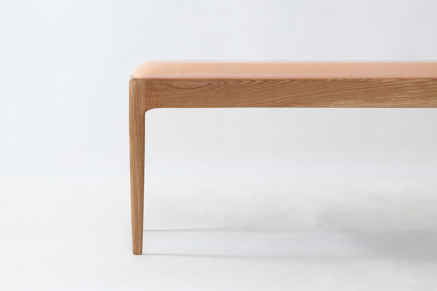 シンプルで美しいデザインの無垢の木製ベンチ