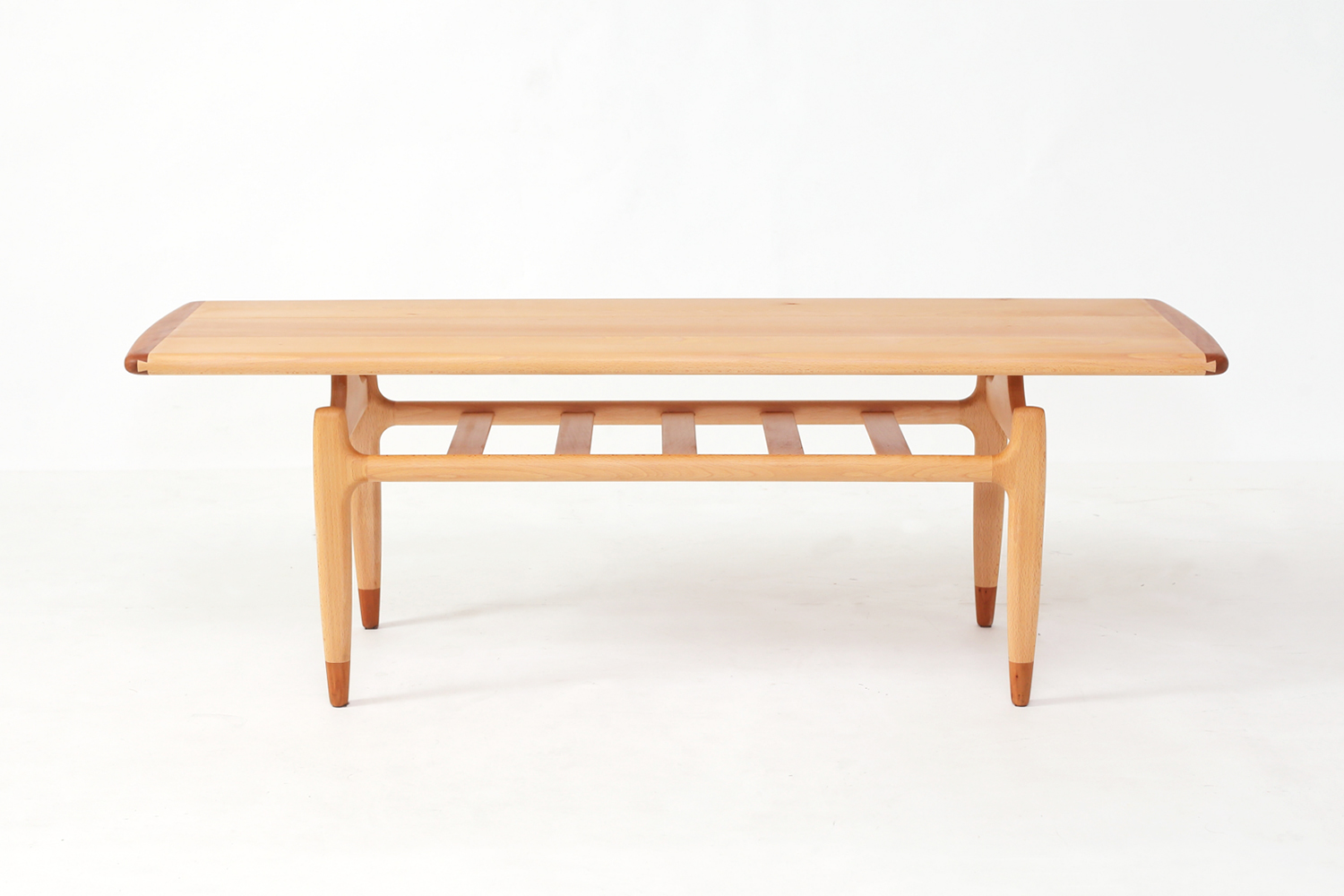 チェリー無垢材がワンポイントの上質なデザインのセンターテーブル