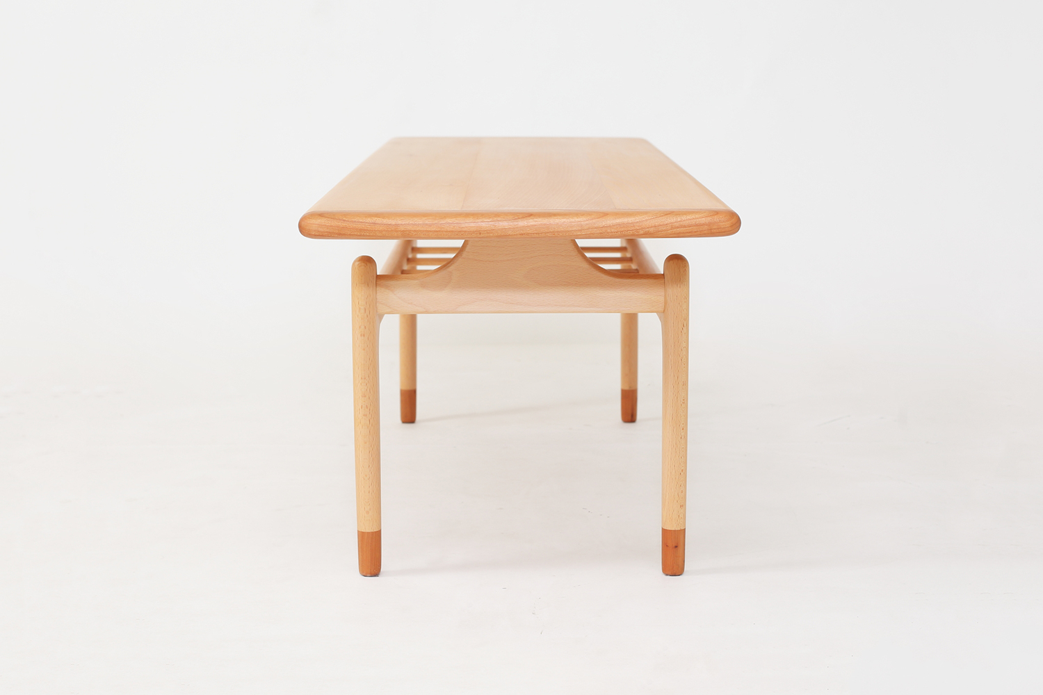 チェリー無垢材がワンポイントの上質なデザインのリビングテーブル