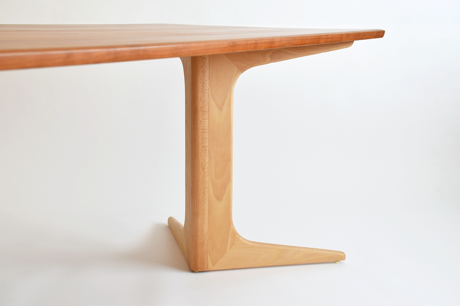 ベンチに最適なおしゃれなデザインの無垢ダイニングテーブル