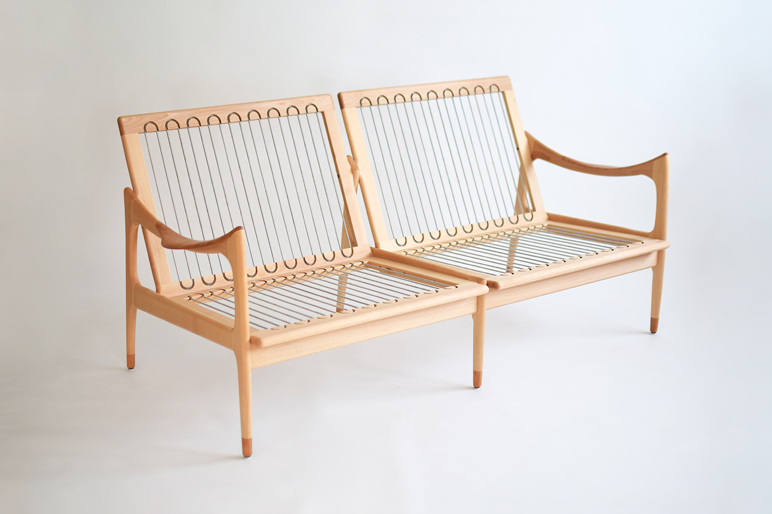 北欧デザインの巨匠フィンユールを家具を彷彿とさせる上質な無垢フレームのソファ