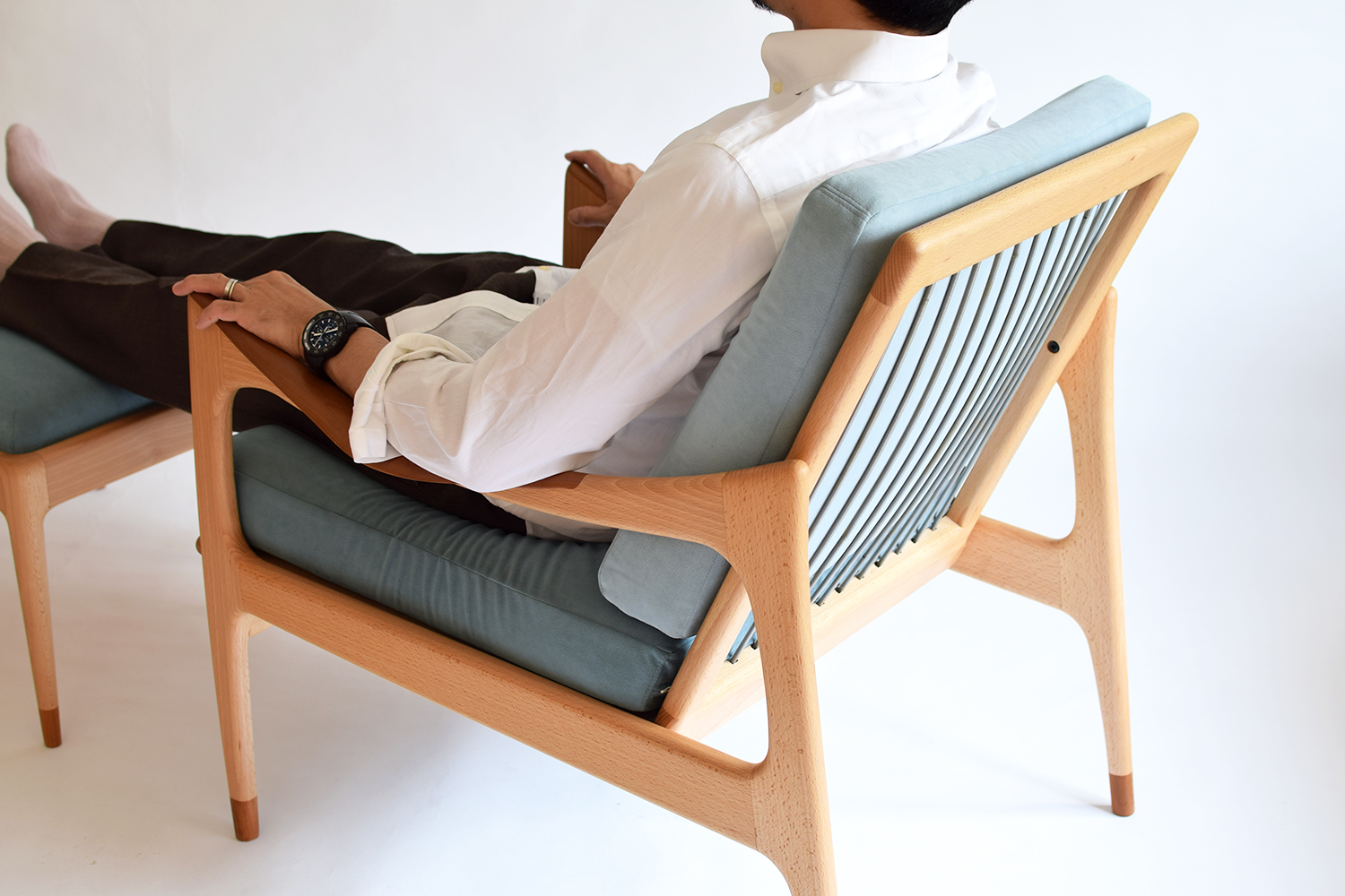 北欧デザインの巨匠フィンユールを家具を彷彿とさせる上質な無垢フレームのソファ
