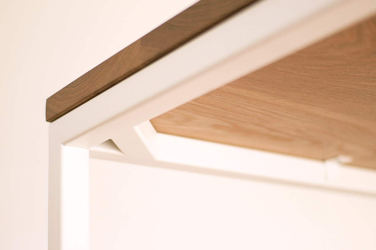 無垢材の天板にアイアン脚をあわせたシンプルなデザインのダイニングテーブル